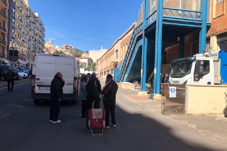 File davanti al market e all 'ingresso del mercato civico a Cagliari - RIPRODUZIONE RISERVATA