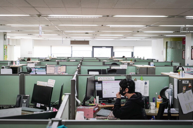 Empty call center in Seoul as new coronavirus cases slow across South Korea © ANSA/EPA
