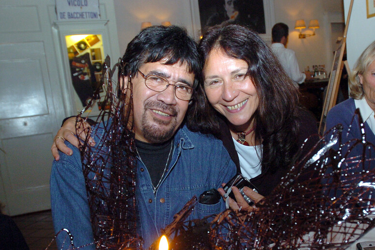 Lo scrittore Luis Sepulveda nella foto con la moglie Carmen Yanez   aprile 2006. LUCA CASTELLANI/ANSA - RIPRODUZIONE RISERVATA
