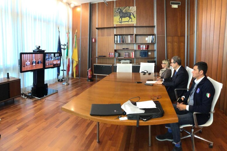 Il presidente della regione Nello Musumeci durante la riunione di giunta in video conferenza - RIPRODUZIONE RISERVATA
