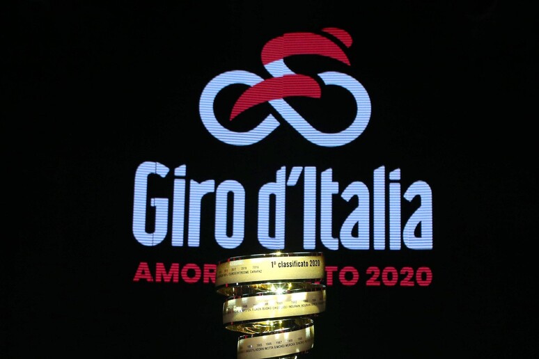 Il trofeo del Giro d 'Italia - RIPRODUZIONE RISERVATA