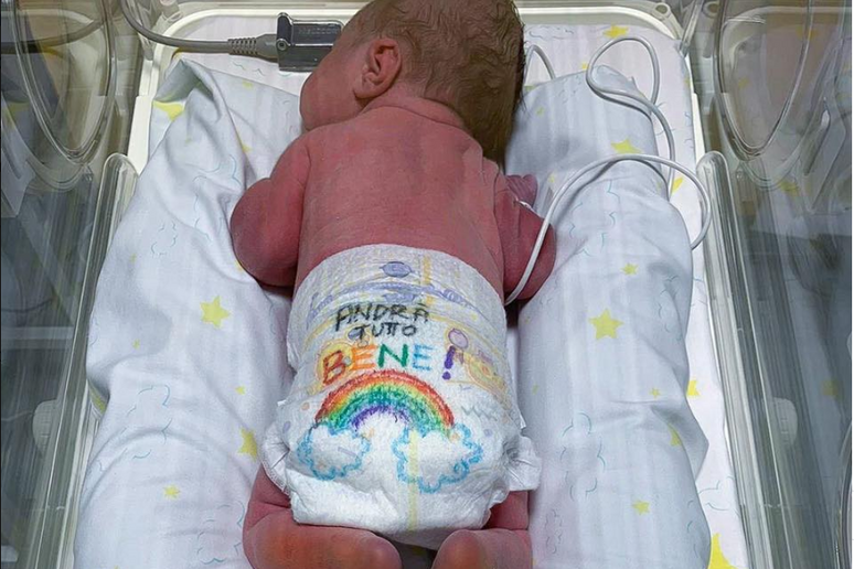 La foto postata dall 'associazione di Neonatologia del Niguarda con il bimbo con il pannolino arcobaleno - RIPRODUZIONE RISERVATA