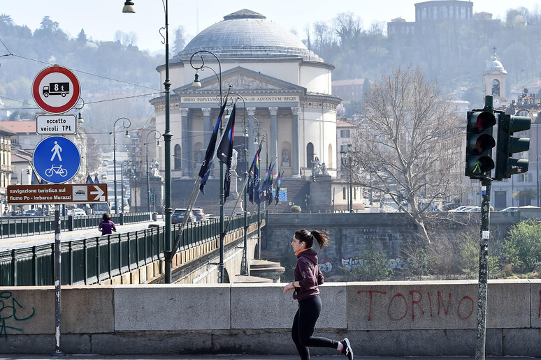 Una ragazza fa jogging a Torino - RIPRODUZIONE RISERVATA