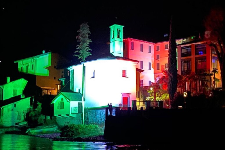Tricolore di sera sul lago di Como - RIPRODUZIONE RISERVATA