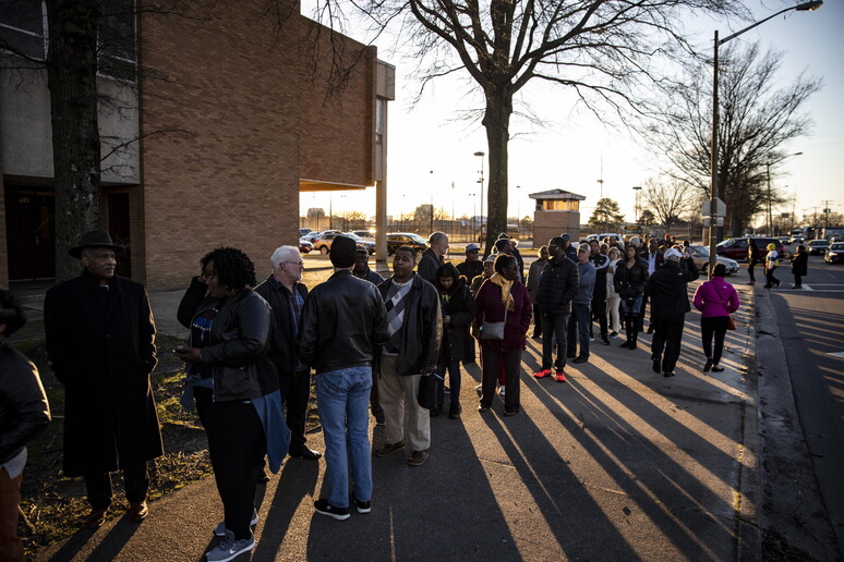 Sostenitori di Joe Biden in fila per il voto in Virginia © ANSA/EPA