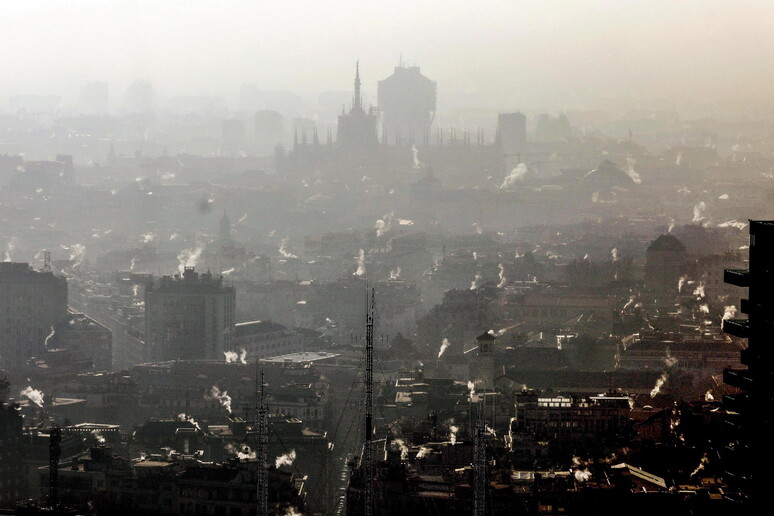 Smog a Milano © ANSA/EPA