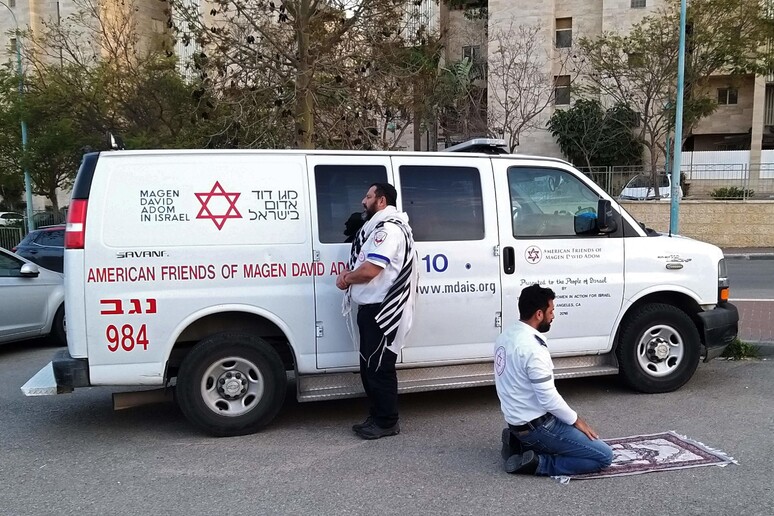 Israele:  'preghiera dell 'ambulanza ', la foto diventa virale © ANSA/AFP