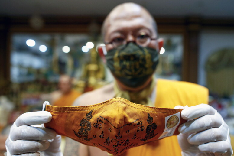 Le mascherine-talismano prodotte da monaci buddisti in Thailandia © ANSA/EPA