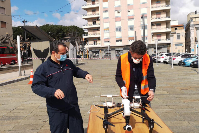 Coronavirus: sindaco Messina prova droni per controllo citt - RIPRODUZIONE RISERVATA