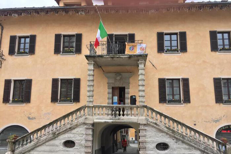 Il sindaco di Limone Piemonte Massimo Riberi ha ammainato la bandiera dell 'Unione Europea dal  Municipio, 31 marzo 2020 - RIPRODUZIONE RISERVATA