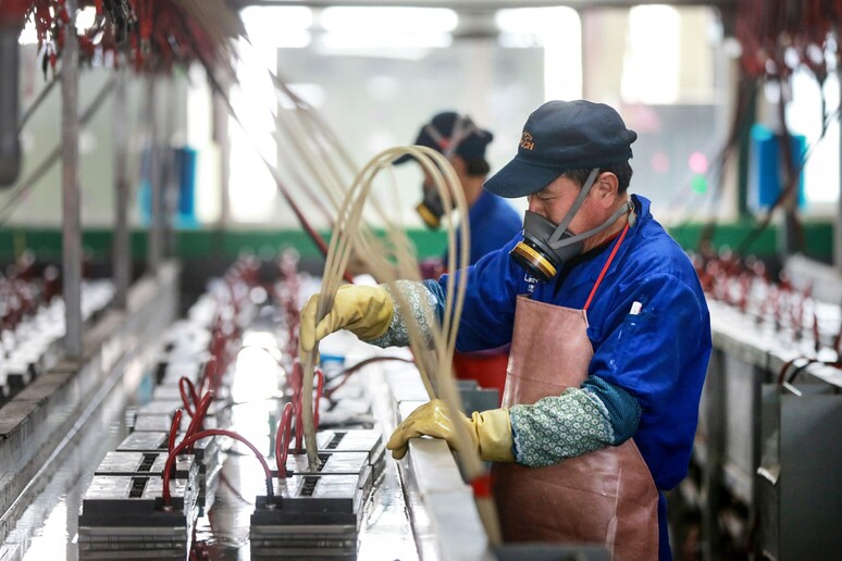 Un operaio in fabbrica © ANSA/AFP