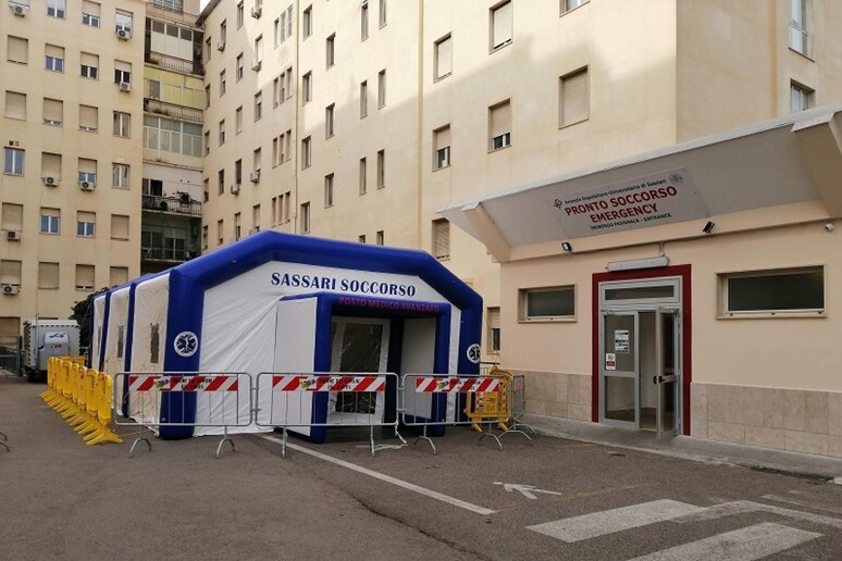 Tenda pre-triage davanti all 'ospedale di Sassari SS. Annunziata - RIPRODUZIONE RISERVATA