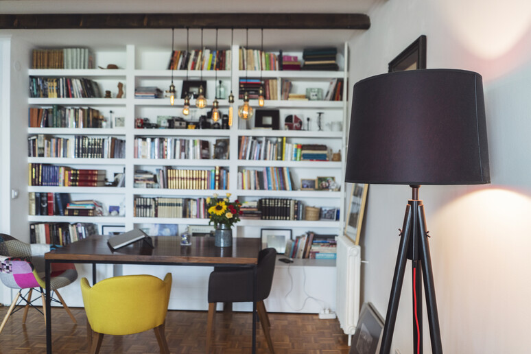 Libreria e tavolo da lavoro, una soluzione che non snatura l 'armonia della casa foto iStock. - RIPRODUZIONE RISERVATA