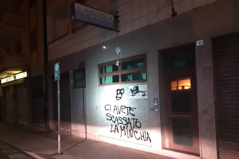 Foto scritte contro polizia Cagliari - RIPRODUZIONE RISERVATA