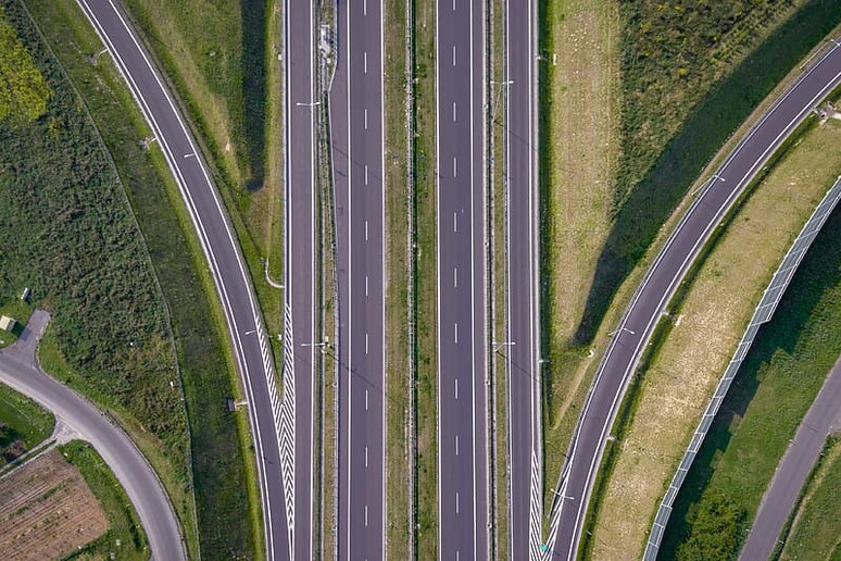 Fotografia aerea di autostrade deserte (fonte: Pikrepo) - RIPRODUZIONE RISERVATA