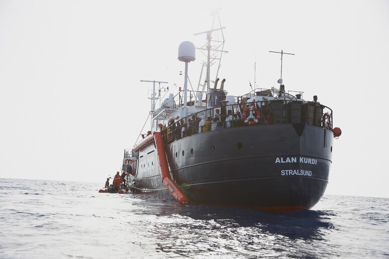 Migranti: Alan Kurdi al largo di Termini Imerese - RIPRODUZIONE RISERVATA