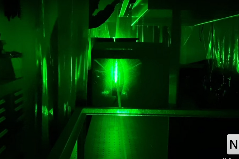 L 'esperimento nel quale con l 'aiuto dei laser è stato osservato il flusso di goccioline di saliva che si liberano parlando (fonte: NIDDK) - RIPRODUZIONE RISERVATA
