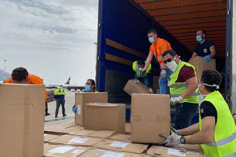 coronavirus: arrivate altre 56 tonnellate di materiale acquistato dalla Regione - RIPRODUZIONE RISERVATA