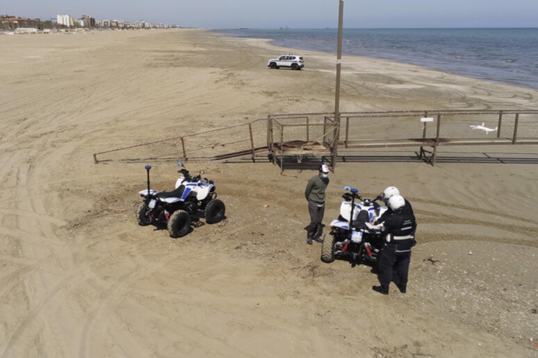 Coronavirus: foto spiaggia Rimini su Bbc, polemica social - RIPRODUZIONE RISERVATA