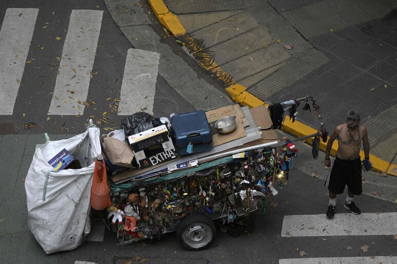 Un homeless in Argentina © ANSA/AFP