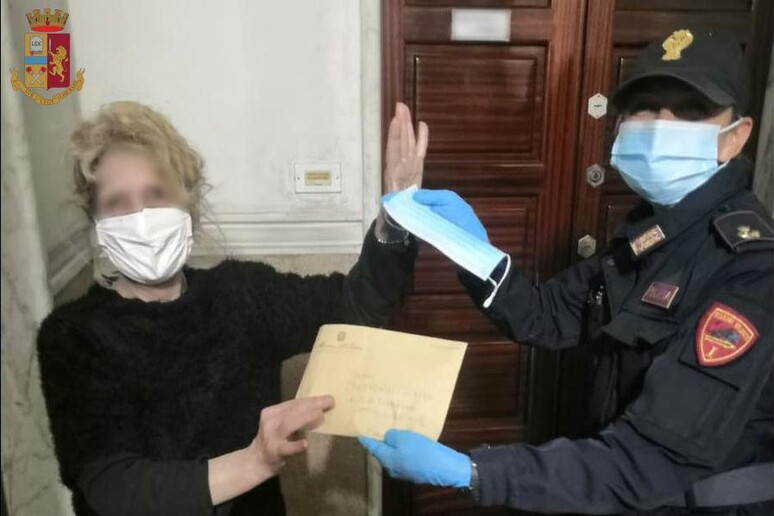 Polizia dona mascherine a chi sono state rubate - RIPRODUZIONE RISERVATA