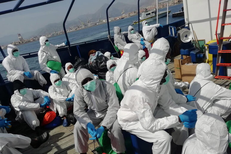 Migranti sbarcati - RIPRODUZIONE RISERVATA