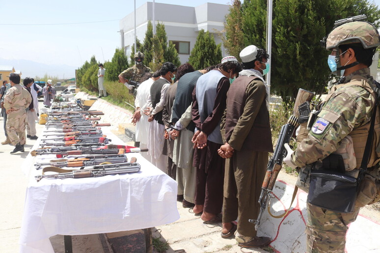 Forze militari afgane arrestano miliziani talebani. Immagine d 'archivio © ANSA/EPA