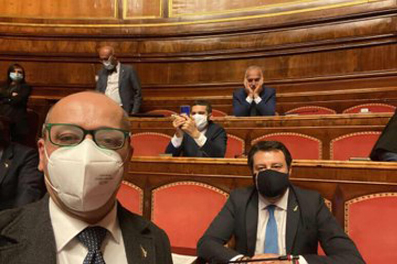 Il leader della Lega, Matteo Salvini, e alcuni parlamentari del Carroccio in Aula (archivio) - RIPRODUZIONE RISERVATA