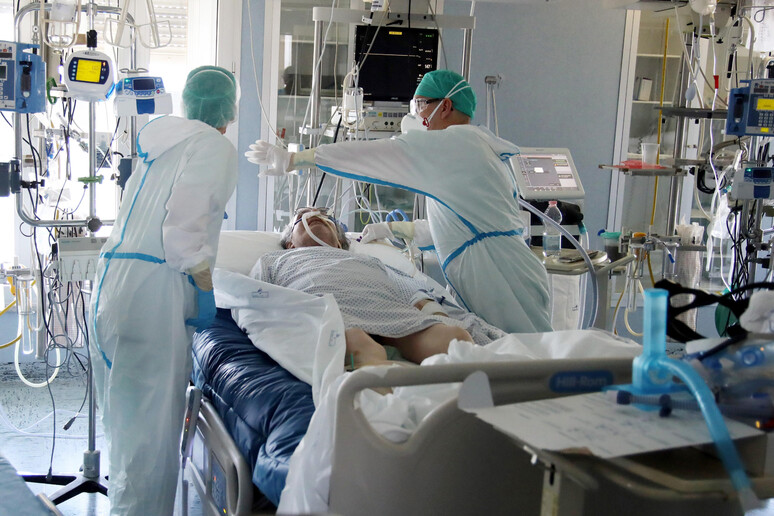 Coronavirus: reparto terapia intensiva ospedale Cremona - RIPRODUZIONE RISERVATA