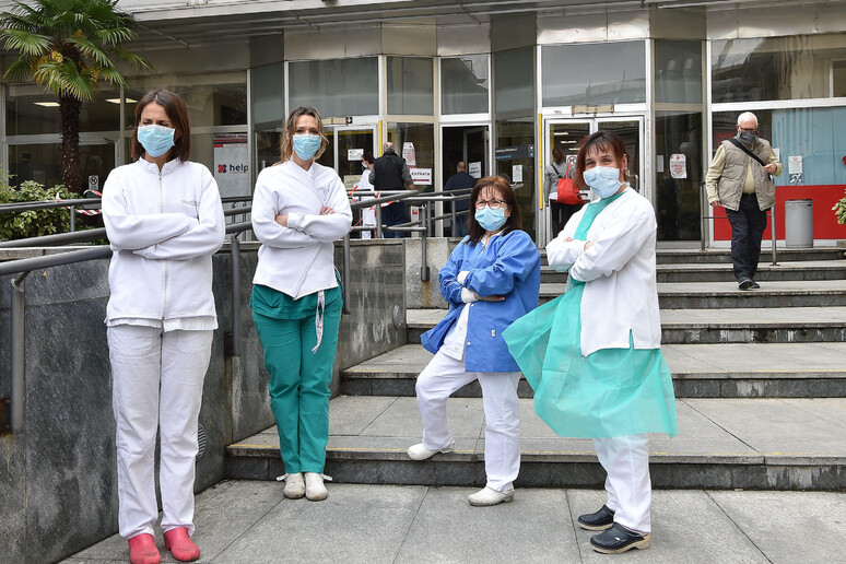 Protesta di medici e infermieri all 'ospedale Molinette di Torino durante la prima ondata della pandemia - RIPRODUZIONE RISERVATA