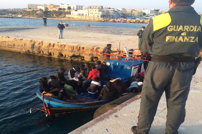 Migranti: sbarco a Lampedusa dopo tre settimane di stop - RIPRODUZIONE RISERVATA
