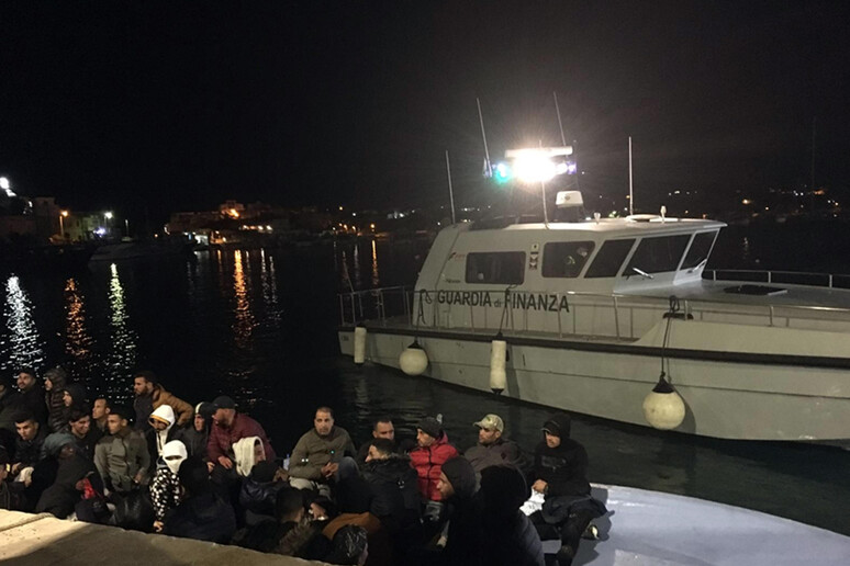 Migranti: Alarm Phone, in 67 sbarcati a Lampedusa - RIPRODUZIONE RISERVATA