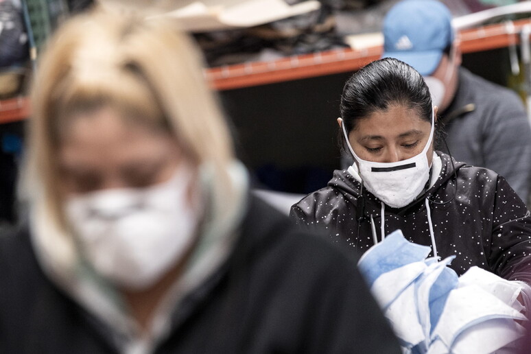 Mask production amid coronavirus pandemic in Los Angeles © ANSA/EPA
