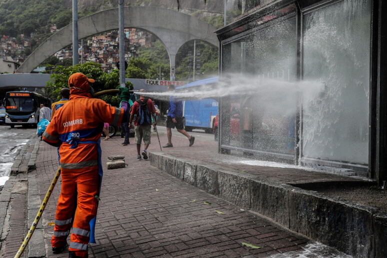 Rio se Janeiro, sanificazione nella favela Rocinha © ANSA/EPA