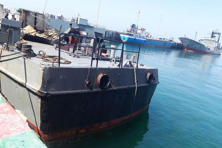 Il vascello militare danneggiato, il Konarak, in una foto pubblicata dal sito ufficiale dell 'Esercito iraniano © ANSA/EPA