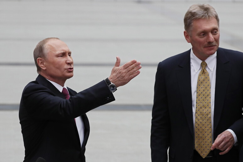 Putin e Peskov in una foto d 'archivio © ANSA/EPA