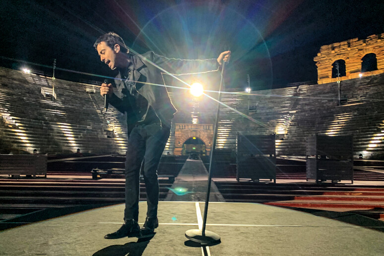 Diodato canta nell 'Arena di Verona completamente vuota per Europe Shine a Light - RIPRODUZIONE RISERVATA