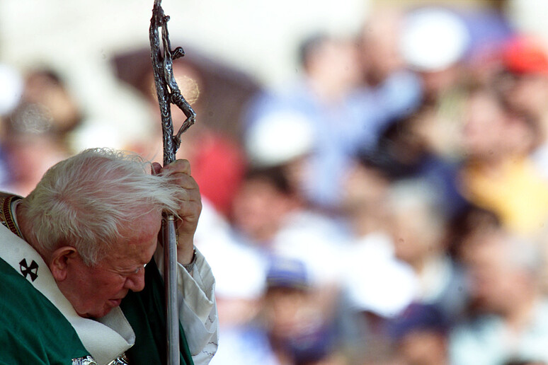 Un 'immagine datata 17 settembre 2000 ritrae il papa Giovanni Paolo II in occasione del Giubileo dedicato agli anziani. - RIPRODUZIONE RISERVATA