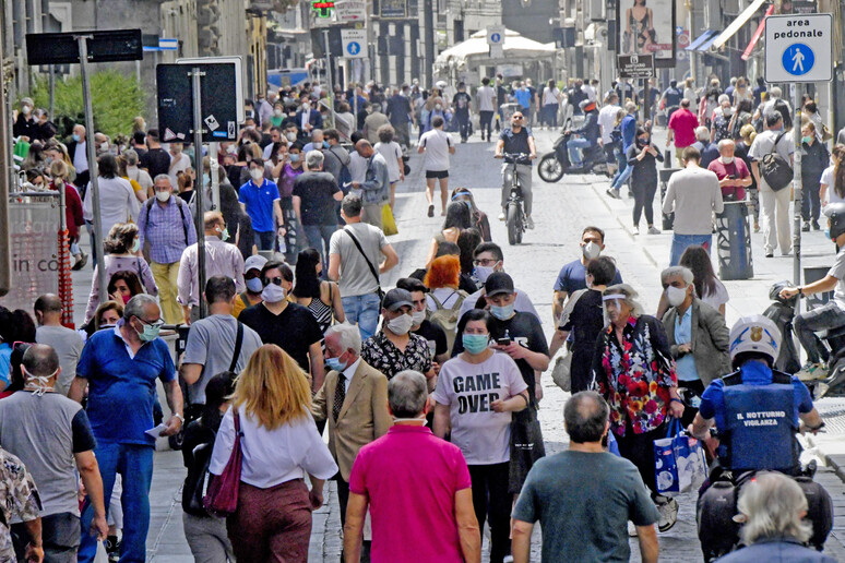 Folla lungo via Toledo a Napoli (foto d 'archivio) - RIPRODUZIONE RISERVATA