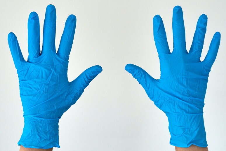 I guanti importanti come le mascherine (fonte: leo2014/Pexels) - RIPRODUZIONE RISERVATA