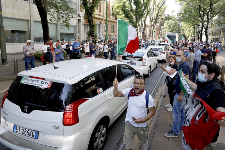 Fase 2: Protesta ambulanti e tassisti davanti al Pirellone - RIPRODUZIONE RISERVATA