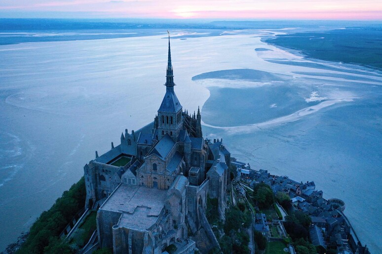 Al Mont-Saint-Michel, riaperto, obbligatoria la mascherina © ANSA/AFP