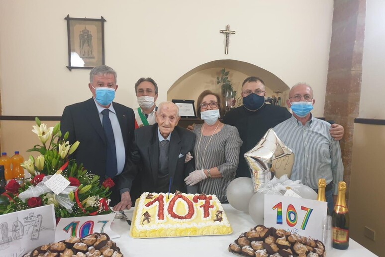 Nella foto Antonino Ferraro festeggiato da parenti e dal sindaco di Sambuca di Sicilia - RIPRODUZIONE RISERVATA