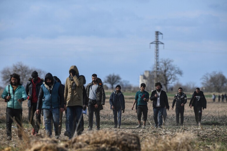 Migranti nella zona di Kastanias al confine tra Grecia e Turchia -     RIPRODUZIONE RISERVATA