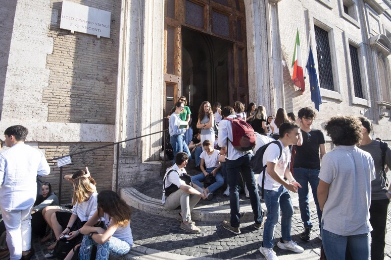 L 'uscita degli studenti da una scuola di Roma (Foto d 'archivio) - RIPRODUZIONE RISERVATA