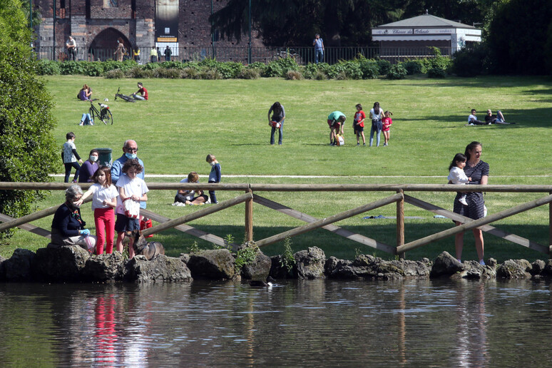 Bambini in un parco a Milano - RIPRODUZIONE RISERVATA