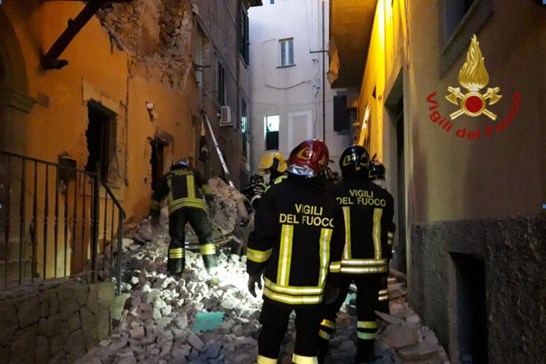 Vigili del fuoco al lavoro dopo l 'esplosione avvenuta al centro di Marino - RIPRODUZIONE RISERVATA