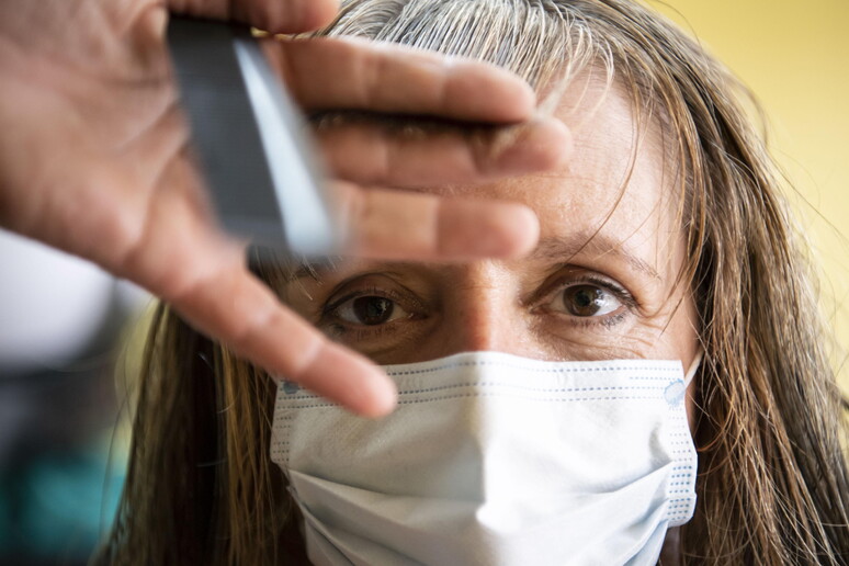 Una cliente dal parrucchiere a Gilching vicino Monaco in Germania © ANSA/EPA