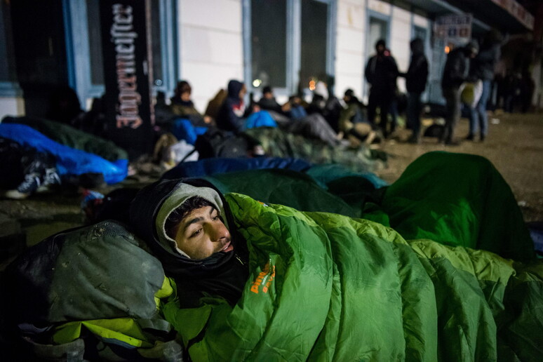 Migranti al confine tra la Serbia e l 'Ungheria - RIPRODUZIONE RISERVATA