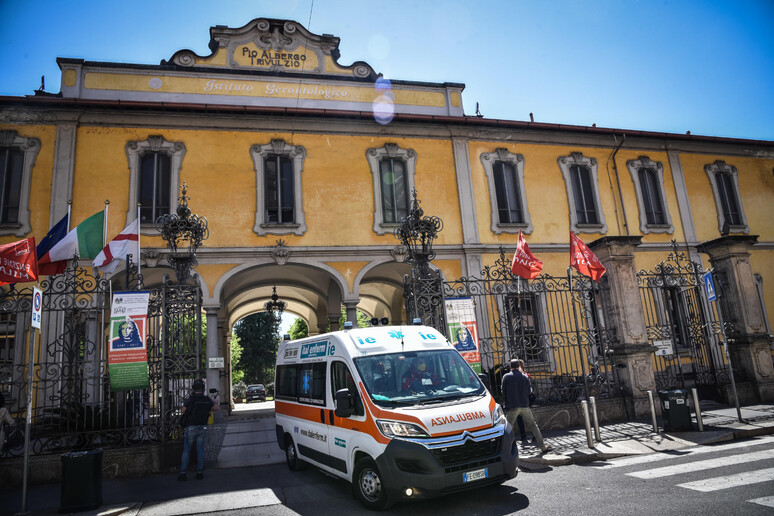 Un 'ambulanza esce dal Pio Albergo Trivulzio, Milano 14 Aprile 2020 Ansa/Matteo Corner - RIPRODUZIONE RISERVATA